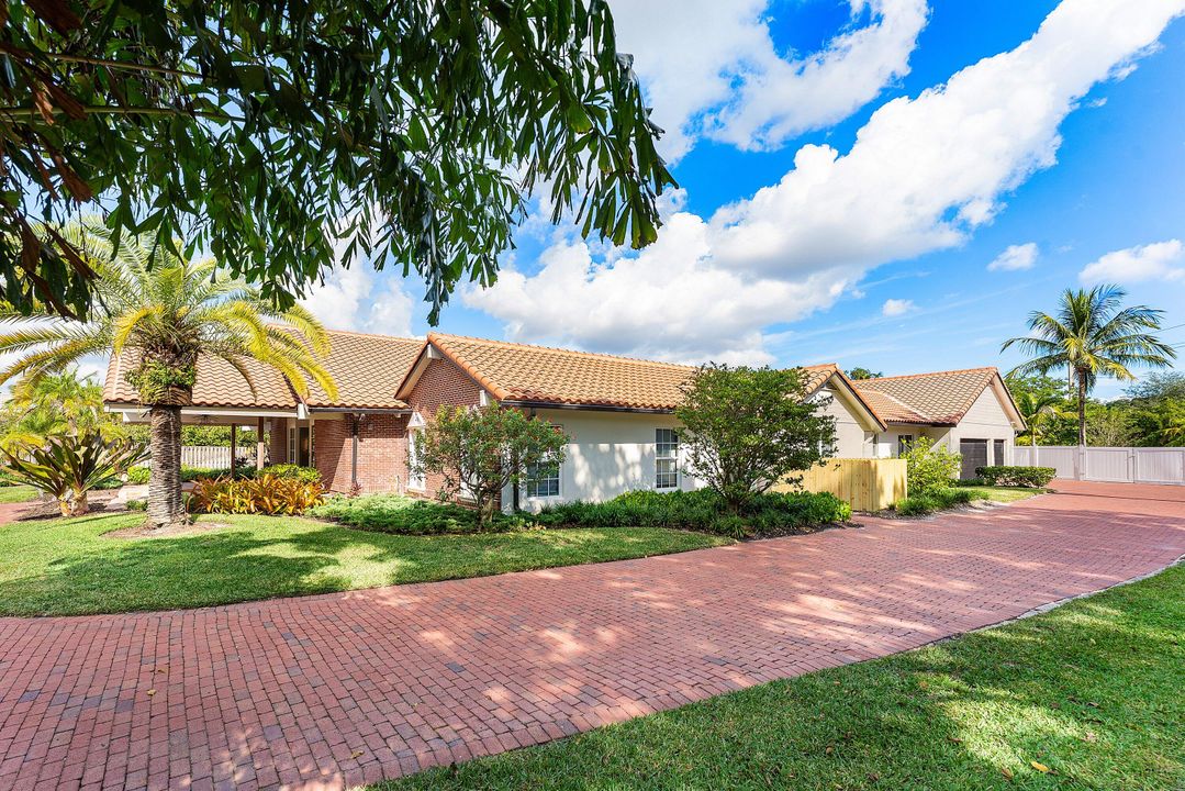 For Sale: $5,990,000 (5 beds, 6 baths, 5990 Square Feet)