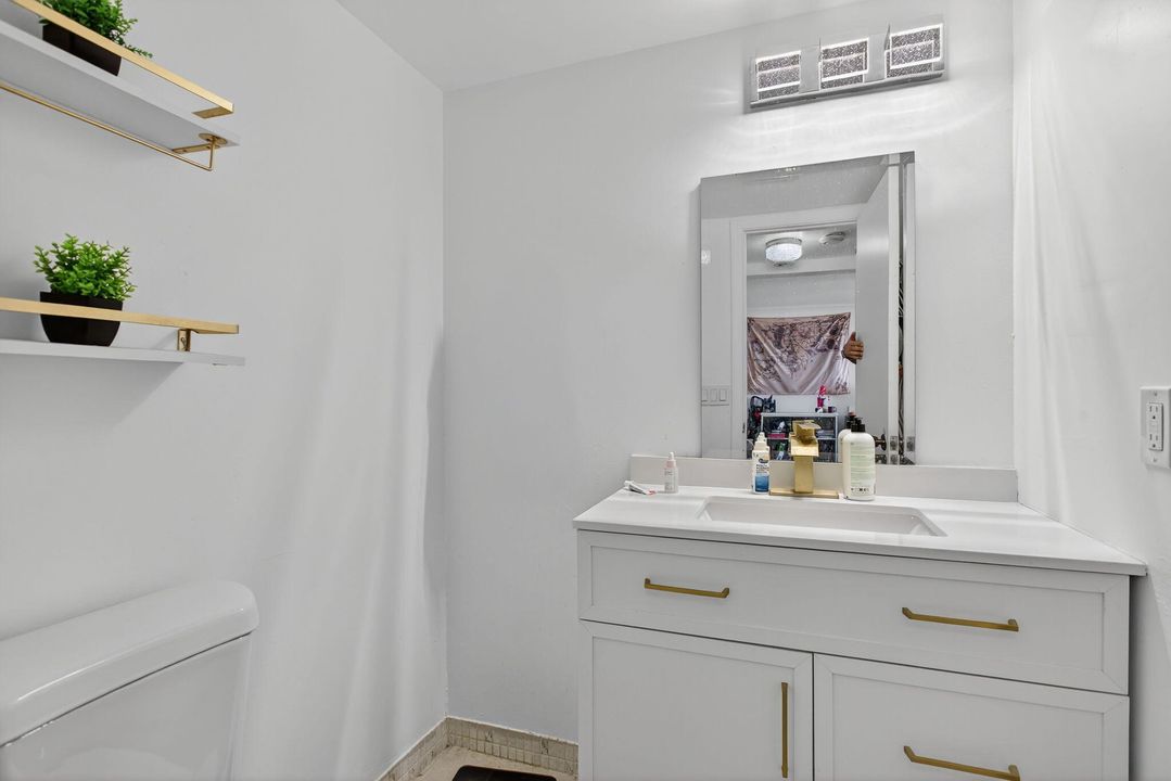 For Sale: $169,000 (1 beds, 1 baths, 800 Square Feet)