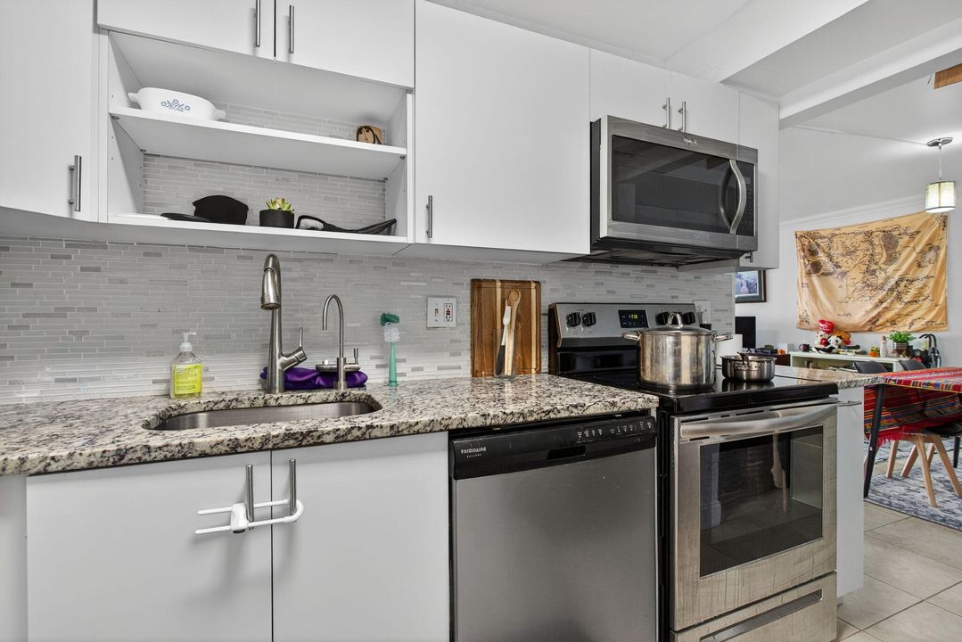 For Sale: $169,000 (1 beds, 1 baths, 800 Square Feet)