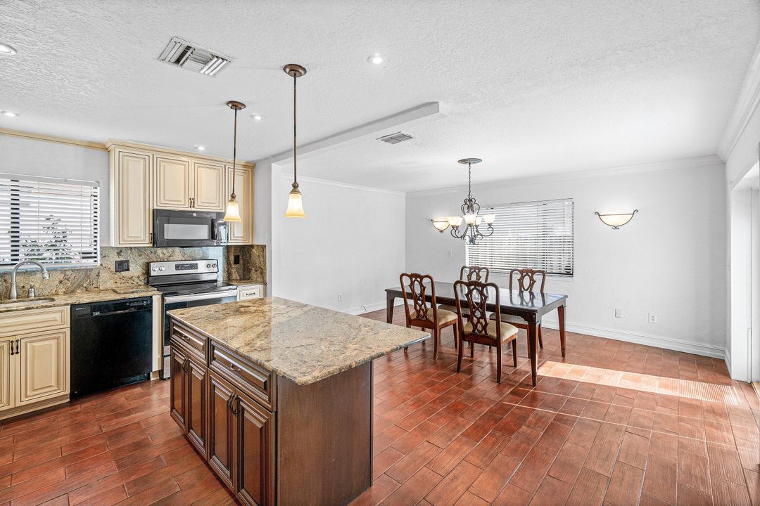 For Sale: $429,900 (3 beds, 2 baths, 1672 Square Feet)