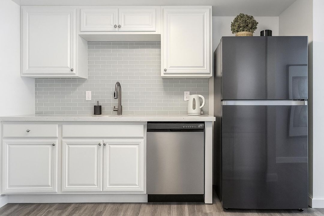 For Rent: $3,000 (2 beds, 2 baths, 945 Square Feet)