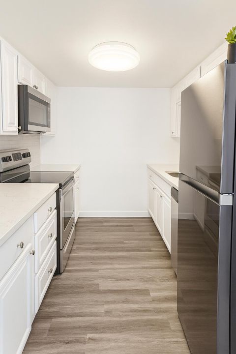 For Rent: $3,000 (2 beds, 2 baths, 945 Square Feet)