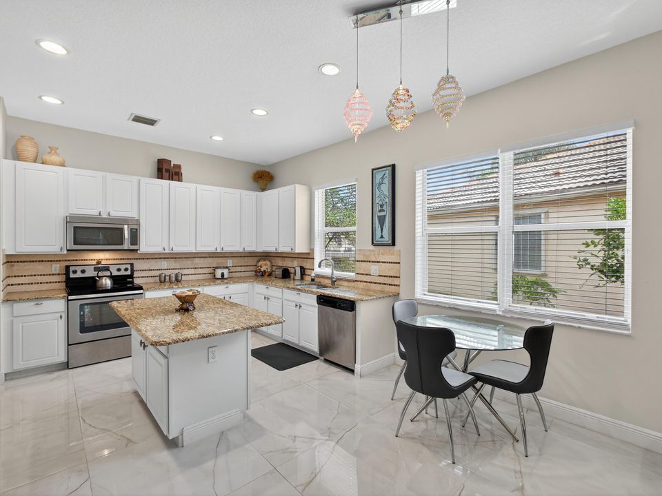 出租: $3,500 (3 贝兹, 2 浴室, 2237 平方英尺)