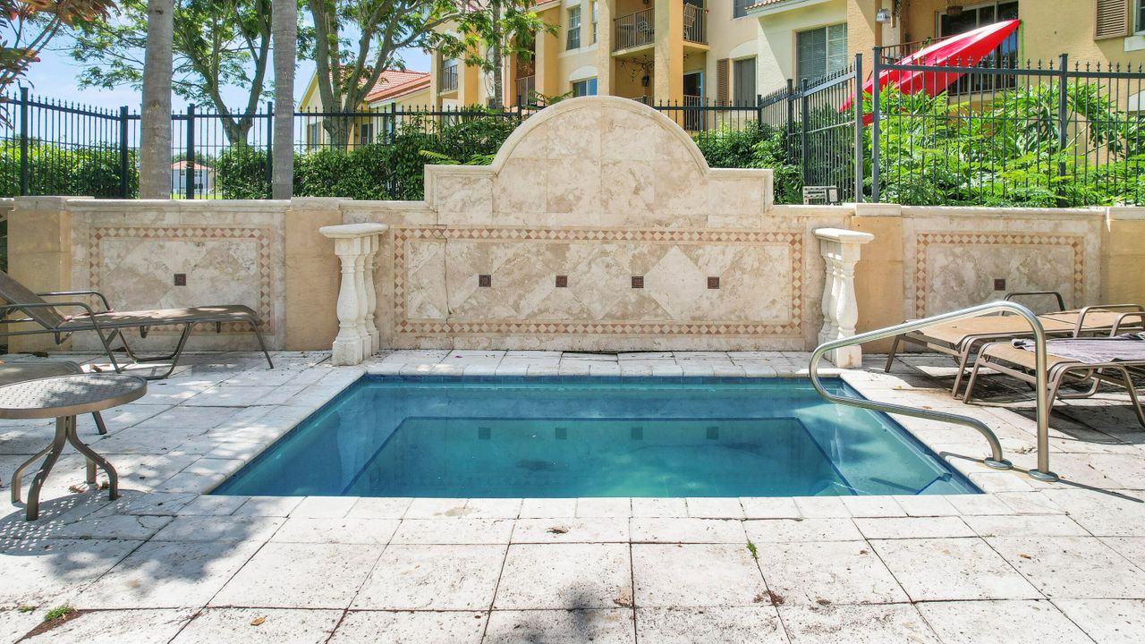 Active With Contract: $1,875 (2 beds, 2 baths, 1060 Square Feet)