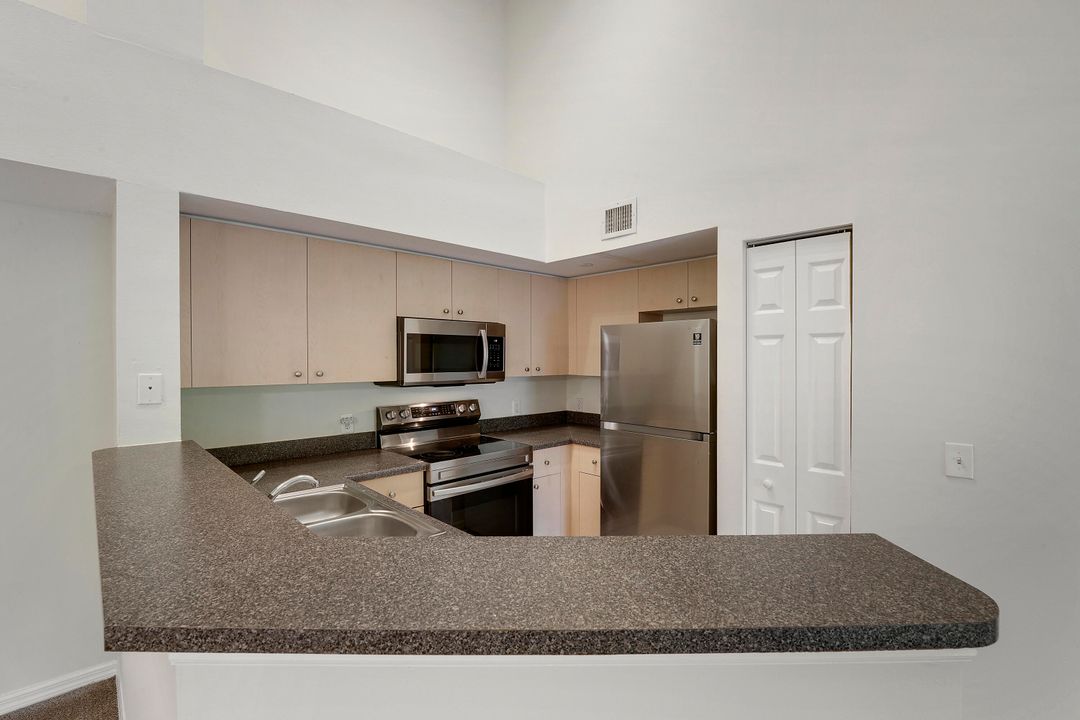 Active With Contract: $1,875 (2 beds, 2 baths, 1060 Square Feet)