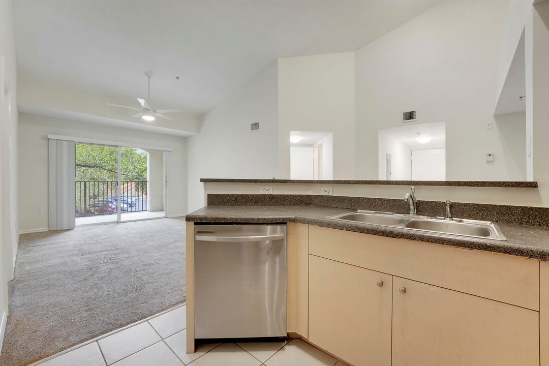Active With Contract: $1,875 (2 beds, 2 baths, 1060 Square Feet)