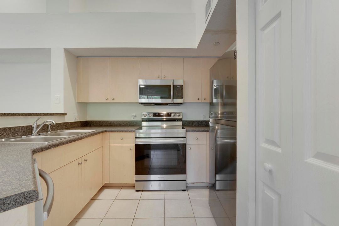 Active With Contract: $1,875 (2 beds, 2 baths, 1060 Square Feet)