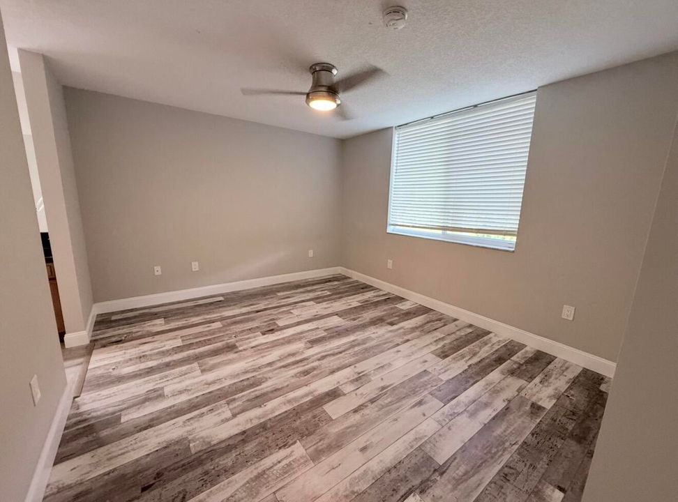 Active With Contract: $2,950 (3 beds, 2 baths, 1144 Square Feet)