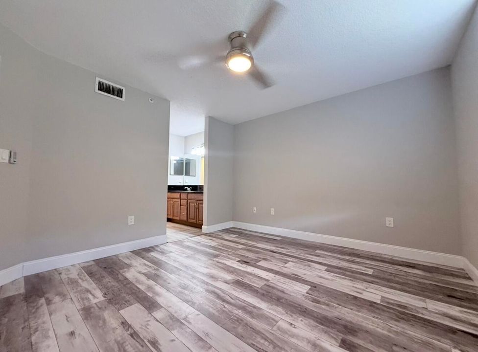 Active With Contract: $2,950 (3 beds, 2 baths, 1144 Square Feet)