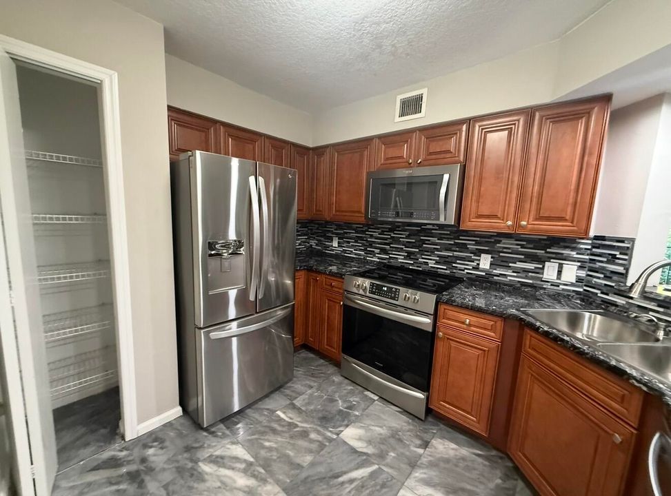 Active With Contract: $2,950 (3 beds, 2 baths, 1144 Square Feet)