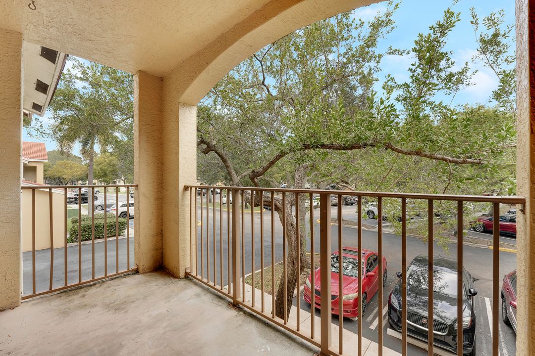 Active With Contract: $1,875 (2 beds, 2 baths, 1060 Square Feet)