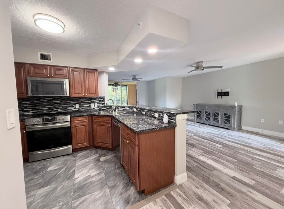 Active With Contract: $2,950 (3 beds, 2 baths, 1144 Square Feet)