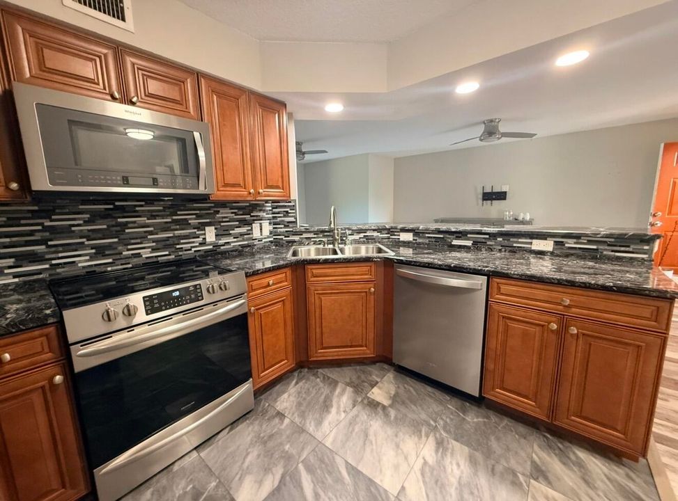 Active With Contract: $2,950 (3 beds, 2 baths, 1144 Square Feet)