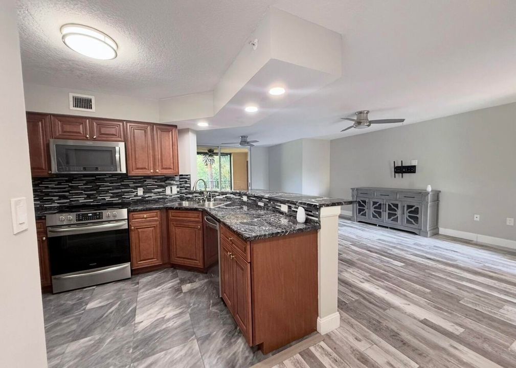 Active With Contract: $2,950 (3 beds, 2 baths, 1144 Square Feet)