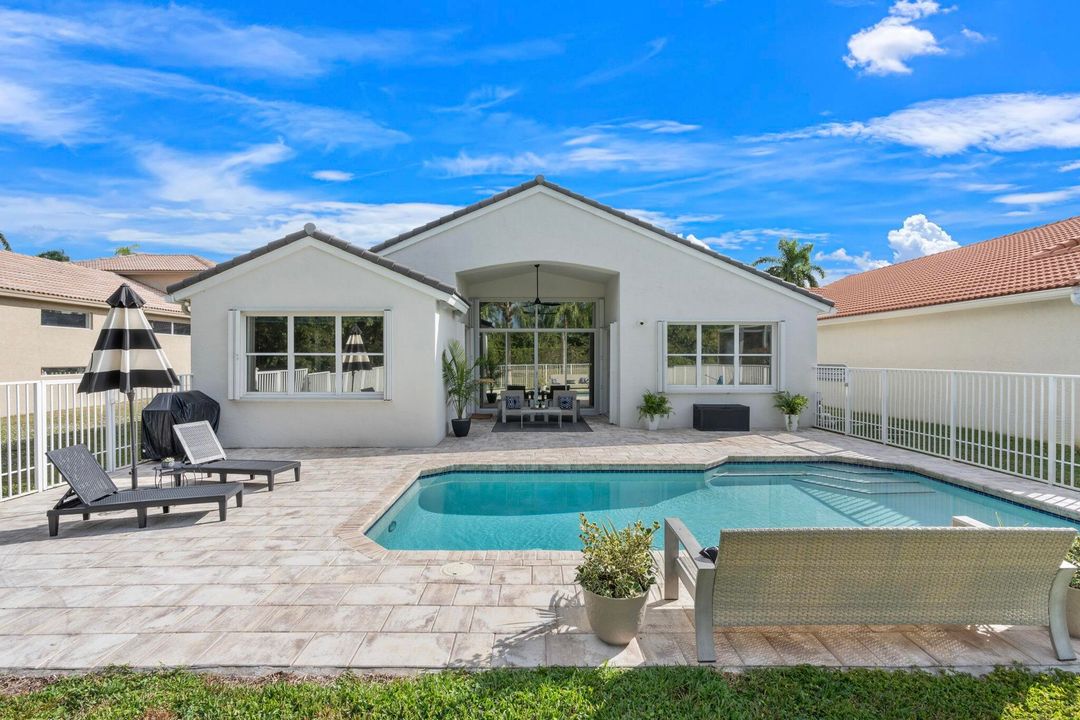 Activo con contrato: $985,000 (4 camas, 2 baños, 2339 Pies cuadrados)