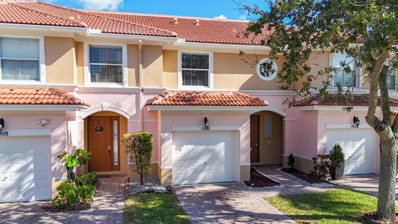 For Rent: $2,450 (2 beds, 2 baths, 1507 Square Feet)