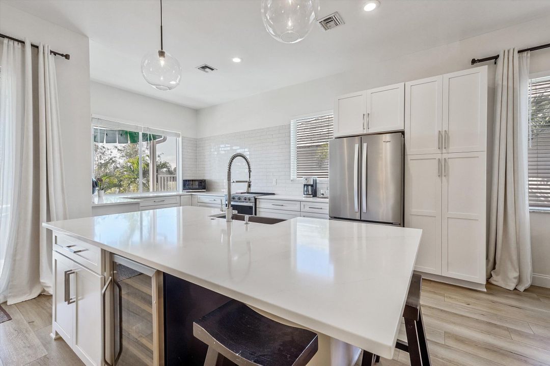 В аренду: $7,300 (3 спален, 2 ванн, 1863 Квадратных фут)