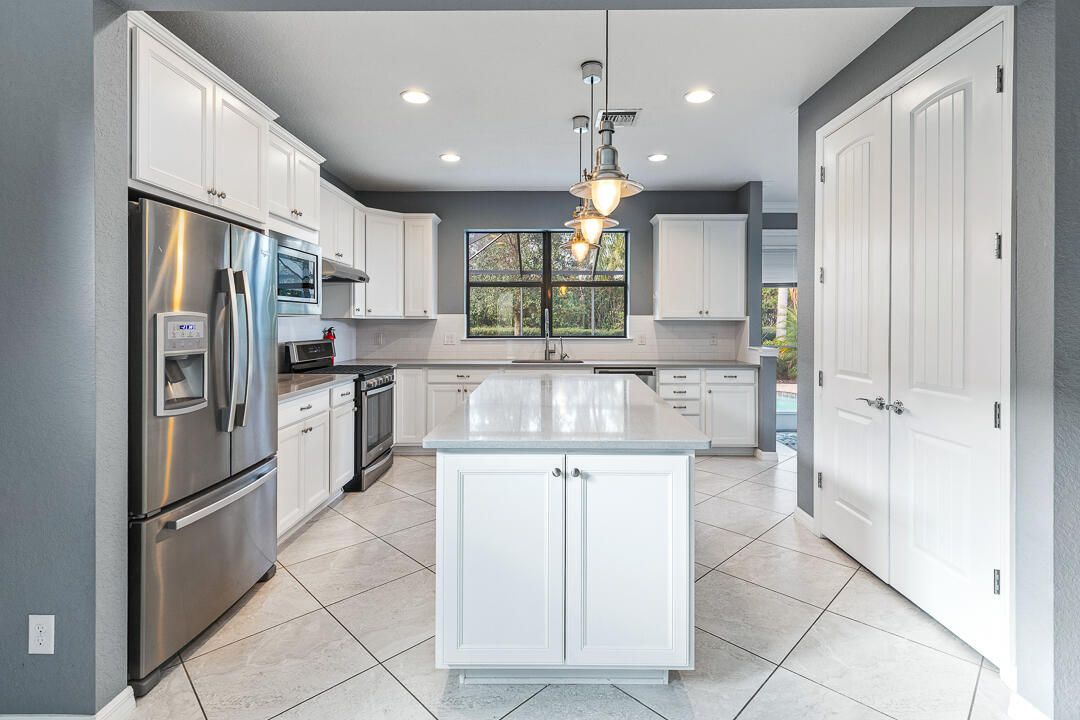 For Sale: $500,000 (3 beds, 3 baths, 2220 Square Feet)