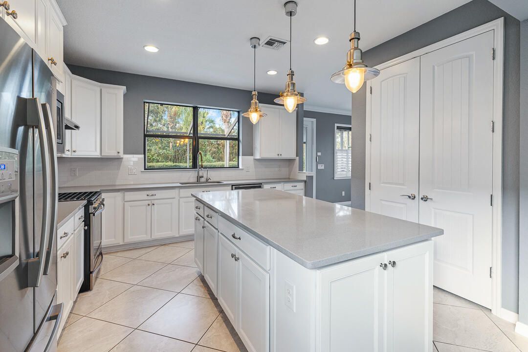 For Sale: $500,000 (3 beds, 3 baths, 2220 Square Feet)