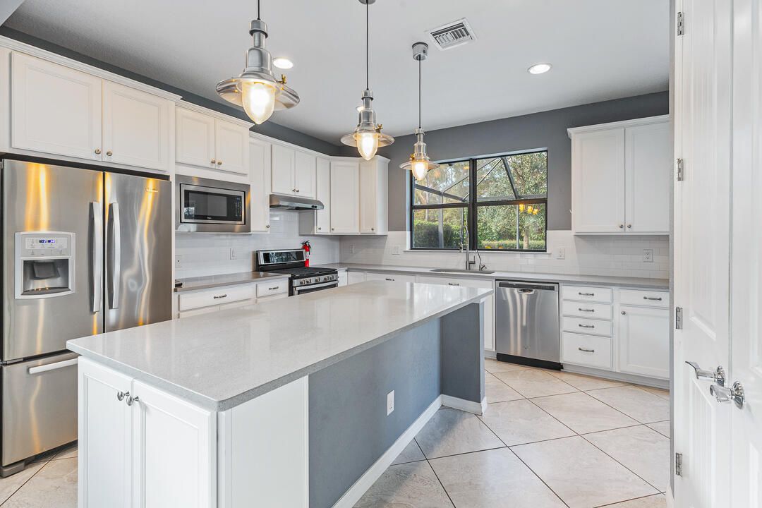 For Sale: $500,000 (3 beds, 3 baths, 2220 Square Feet)