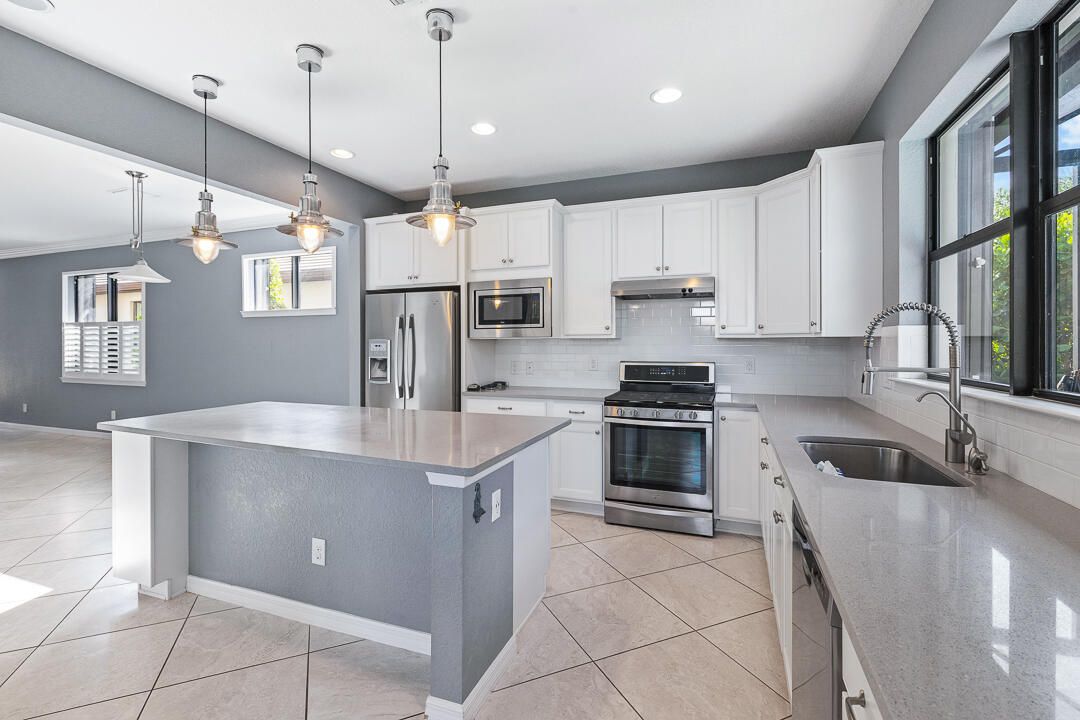 For Sale: $500,000 (3 beds, 3 baths, 2220 Square Feet)