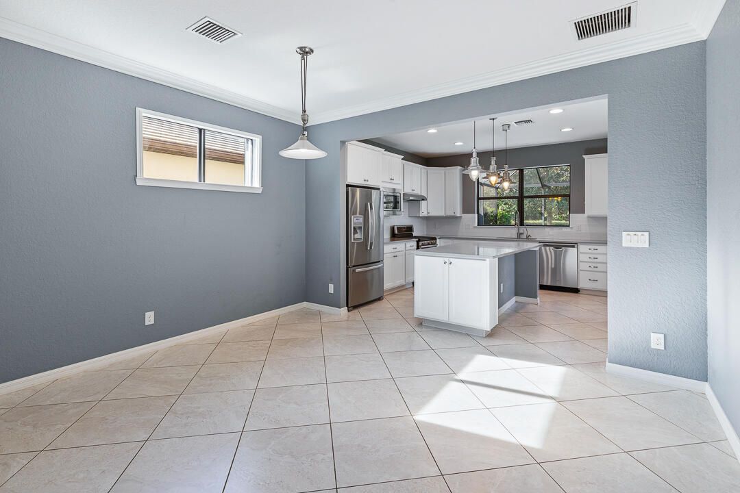 For Sale: $500,000 (3 beds, 3 baths, 2220 Square Feet)