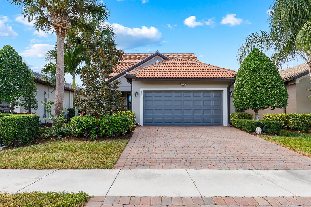 For Sale: $500,000 (3 beds, 3 baths, 2220 Square Feet)