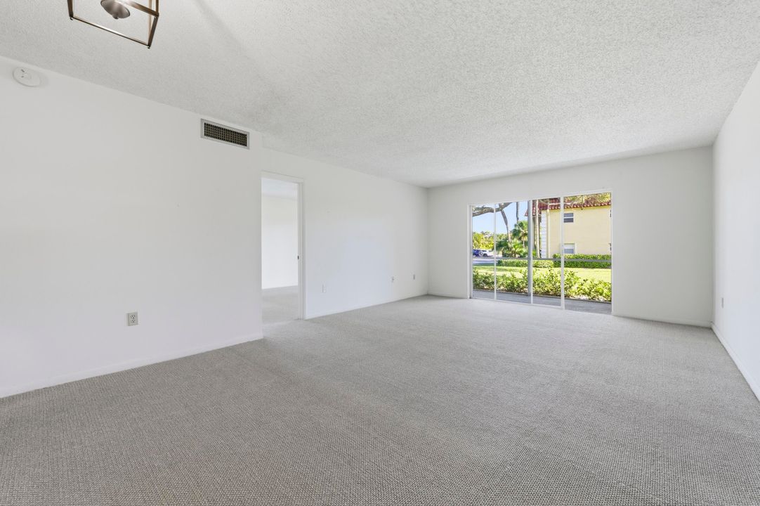 На продажу: $299,000 (2 спален, 2 ванн, 1000 Квадратных фут)