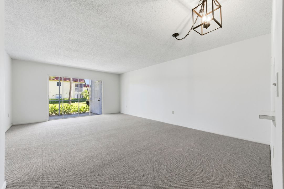 На продажу: $299,000 (2 спален, 2 ванн, 1000 Квадратных фут)