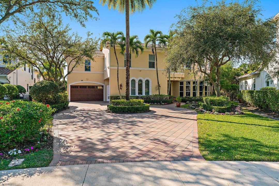 For Sale: $2,795,000 (6 beds, 7 baths, 6541 Square Feet)
