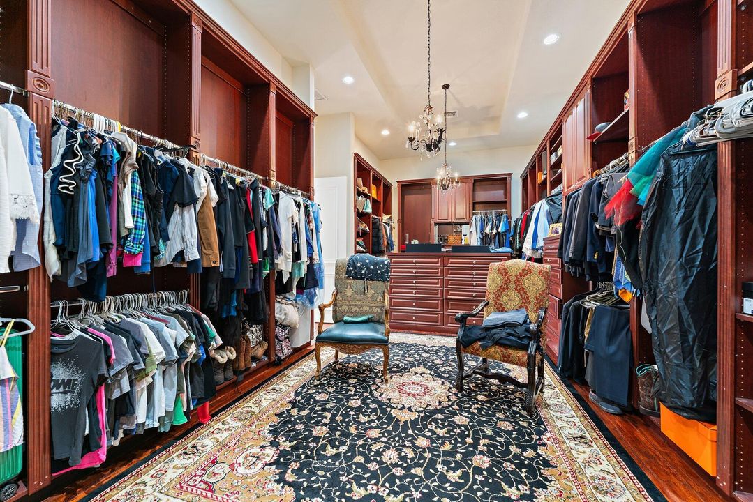 For Sale: $2,795,000 (6 beds, 7 baths, 6541 Square Feet)