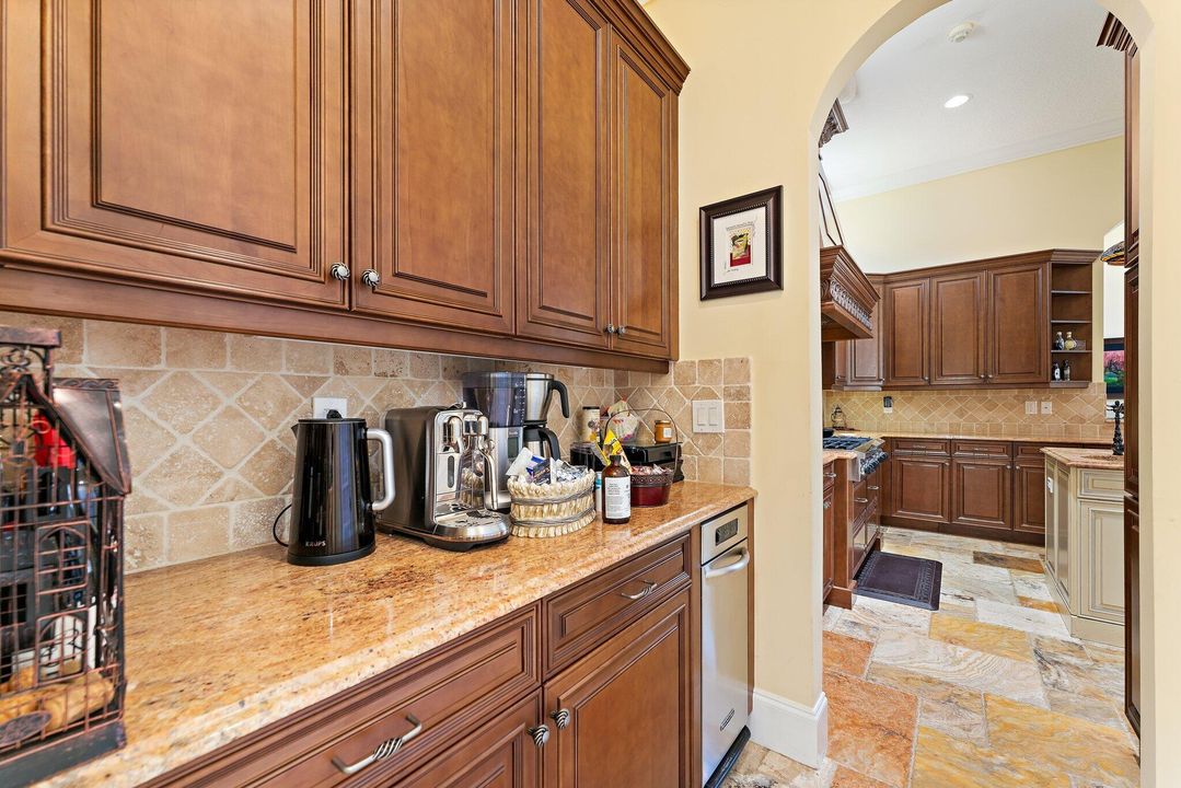 For Sale: $2,795,000 (6 beds, 7 baths, 6541 Square Feet)