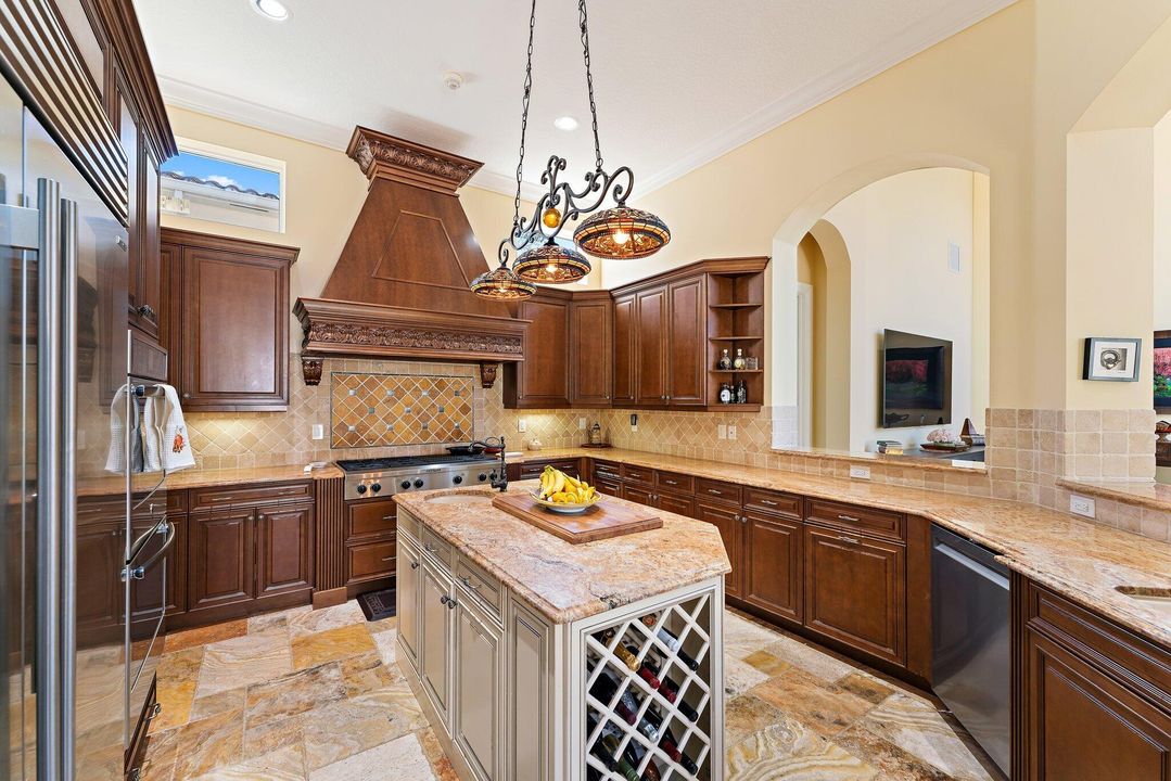 For Sale: $2,795,000 (6 beds, 7 baths, 6541 Square Feet)