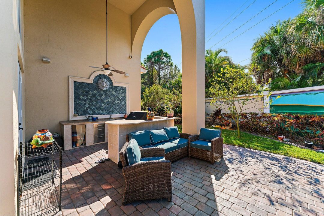 For Sale: $2,795,000 (6 beds, 7 baths, 6541 Square Feet)