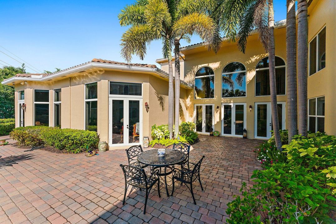 For Sale: $2,795,000 (6 beds, 7 baths, 6541 Square Feet)