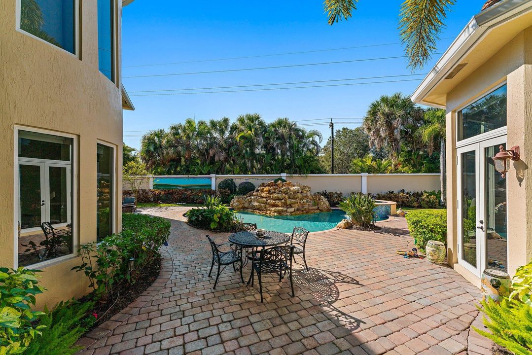 For Sale: $2,795,000 (6 beds, 7 baths, 6541 Square Feet)