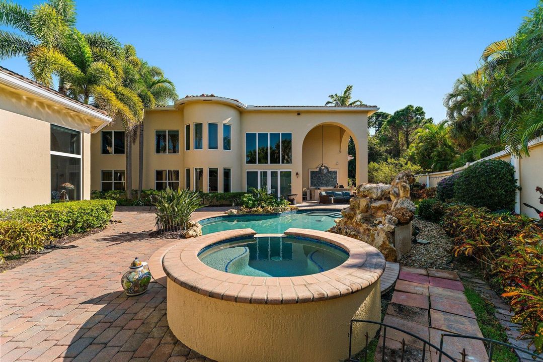 For Sale: $2,795,000 (6 beds, 7 baths, 6541 Square Feet)