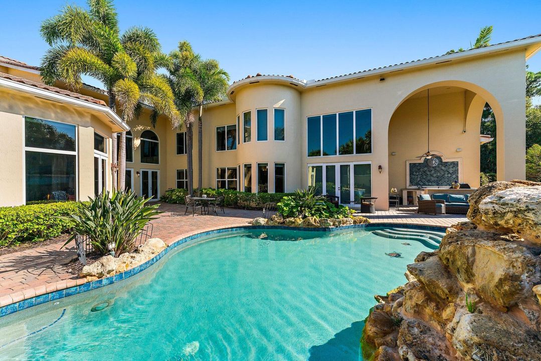 For Sale: $2,795,000 (6 beds, 7 baths, 6541 Square Feet)