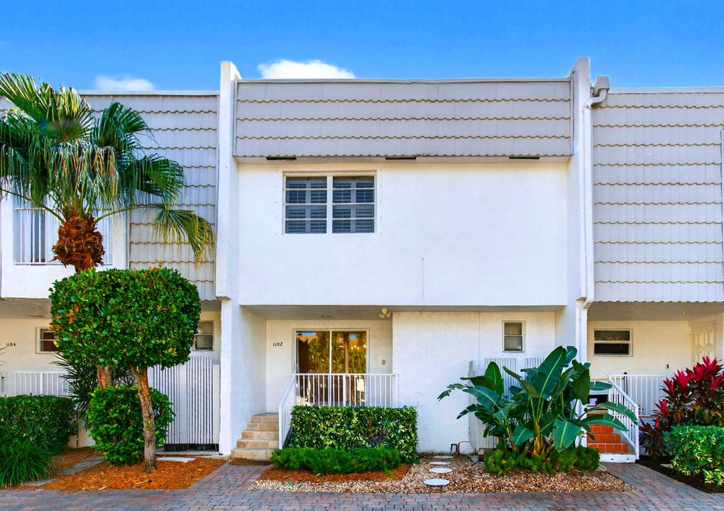 For Sale: $925,000 (3 beds, 2 baths, 1562 Square Feet)