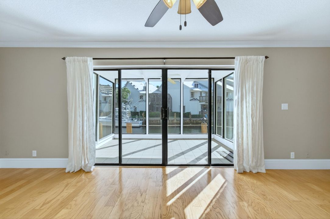 For Sale: $925,000 (3 beds, 2 baths, 1562 Square Feet)