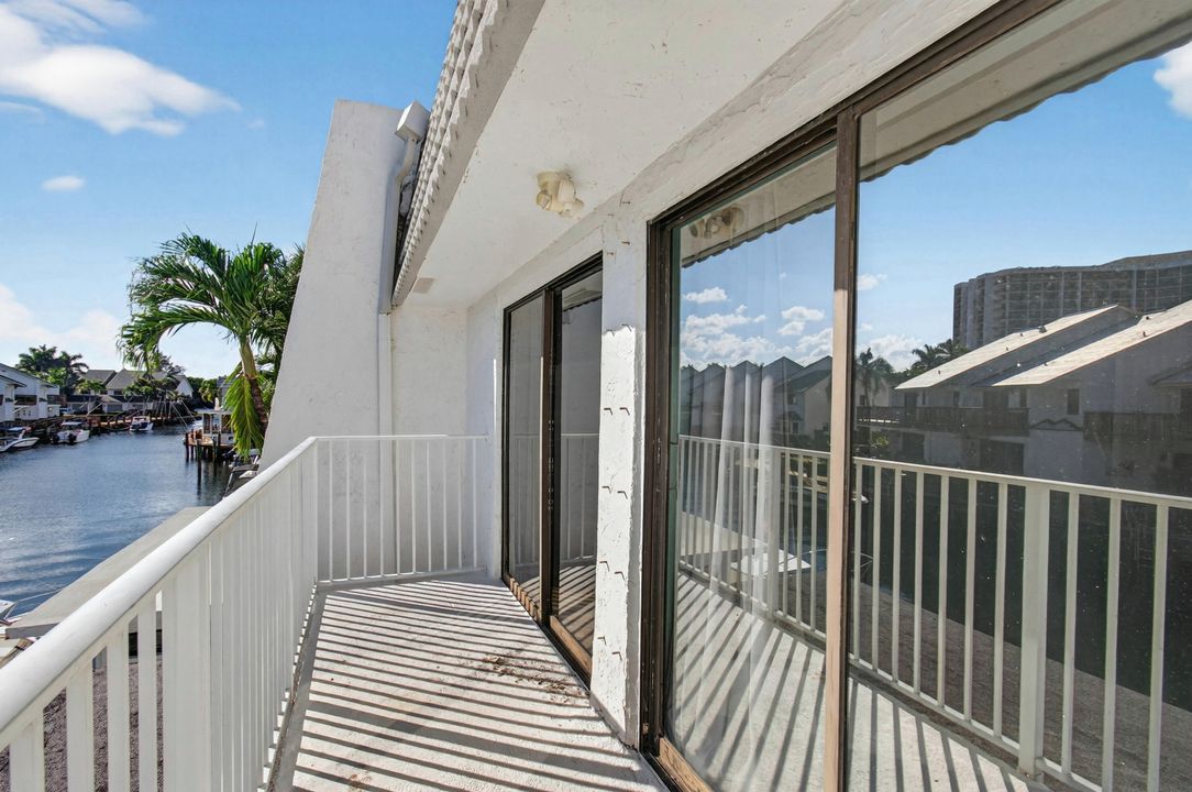 For Sale: $925,000 (3 beds, 2 baths, 1562 Square Feet)