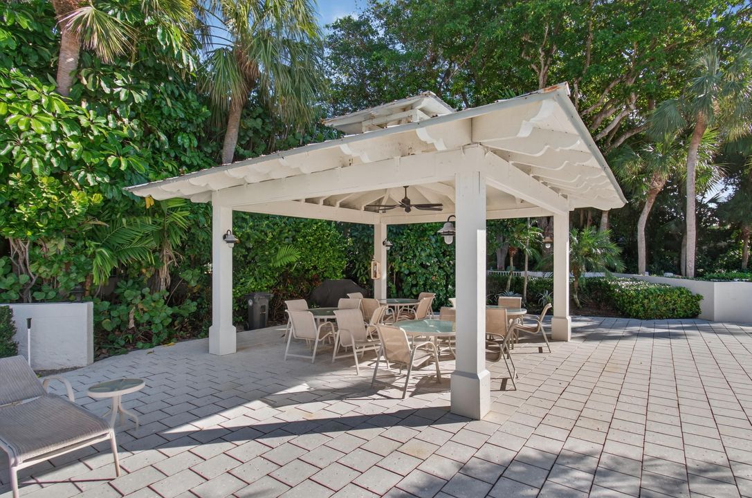 For Sale: $925,000 (3 beds, 2 baths, 1562 Square Feet)