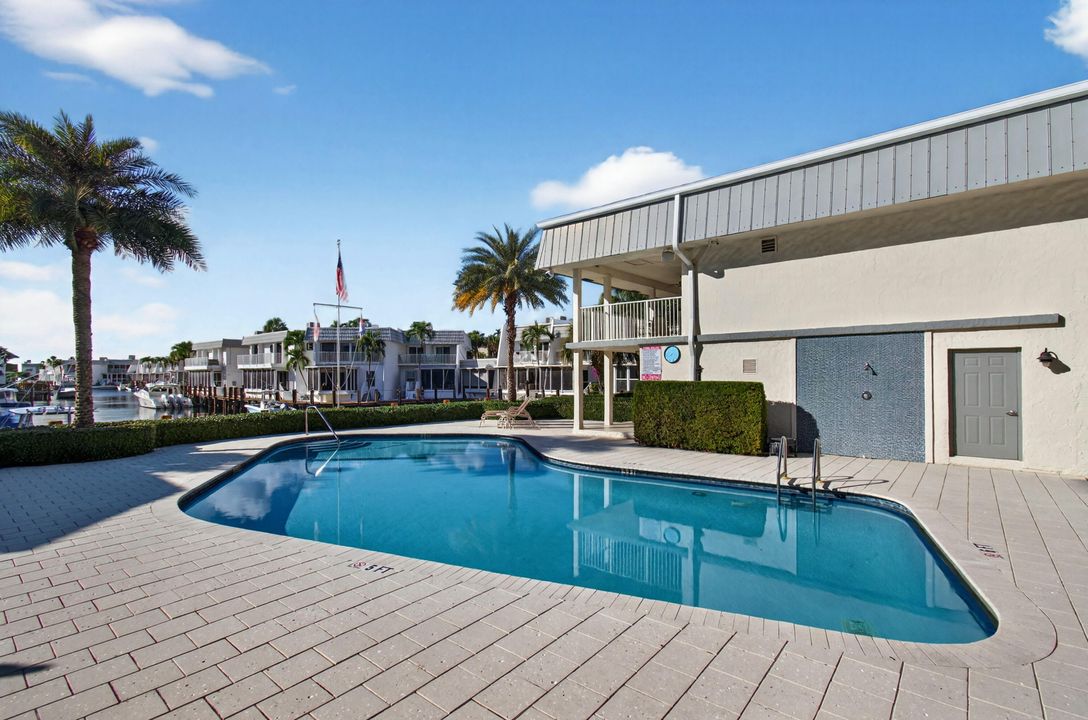 For Sale: $925,000 (3 beds, 2 baths, 1562 Square Feet)