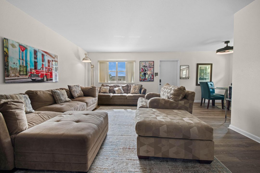 For Rent: $2,500 (2 beds, 2 baths, 880 Square Feet)