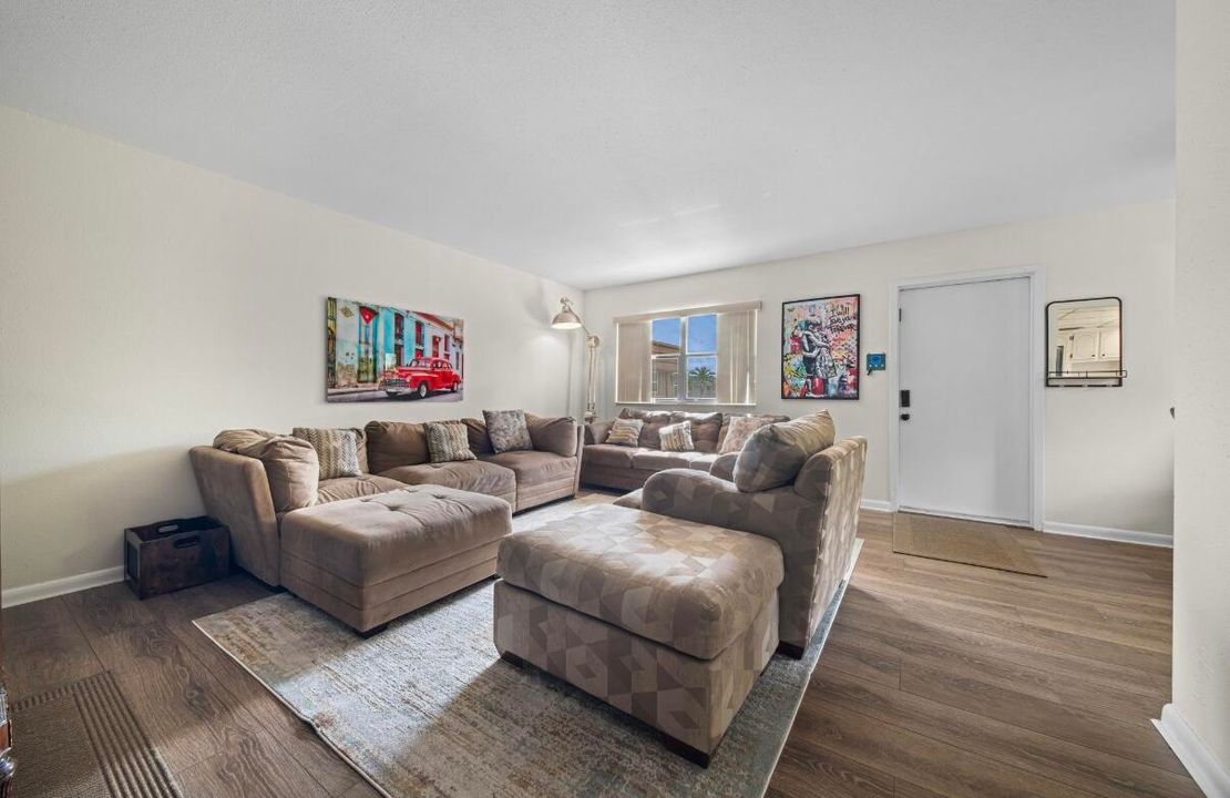 For Rent: $2,500 (2 beds, 2 baths, 880 Square Feet)