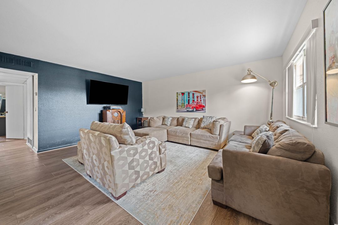 For Rent: $2,500 (2 beds, 2 baths, 880 Square Feet)