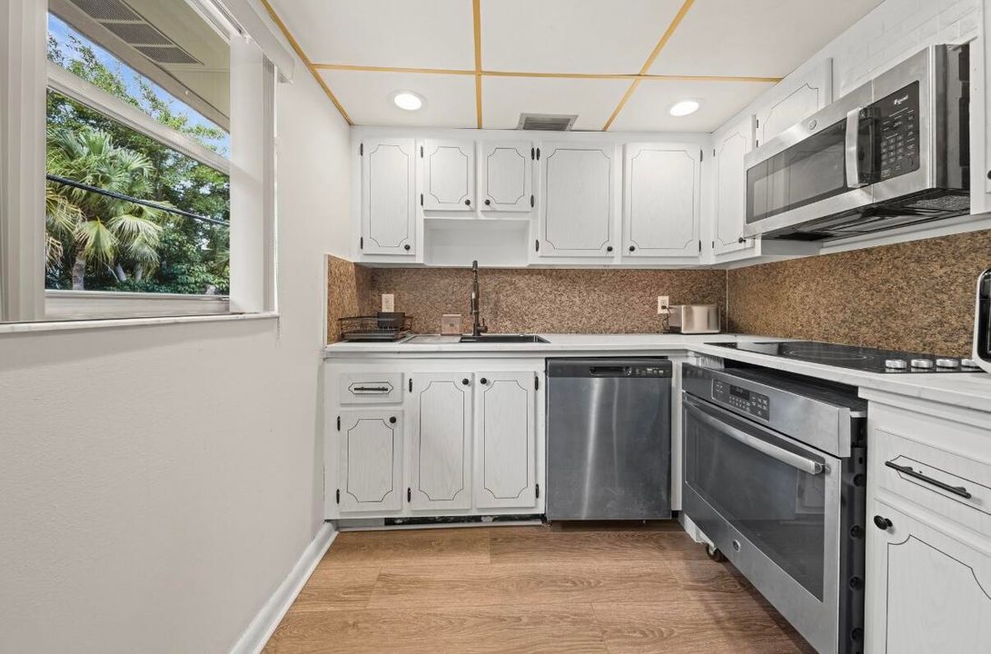 For Rent: $2,500 (2 beds, 2 baths, 880 Square Feet)