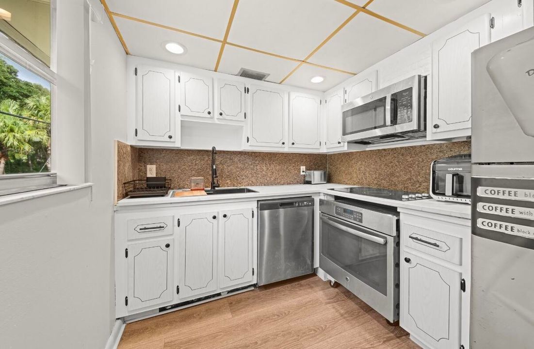 For Rent: $2,500 (2 beds, 2 baths, 880 Square Feet)