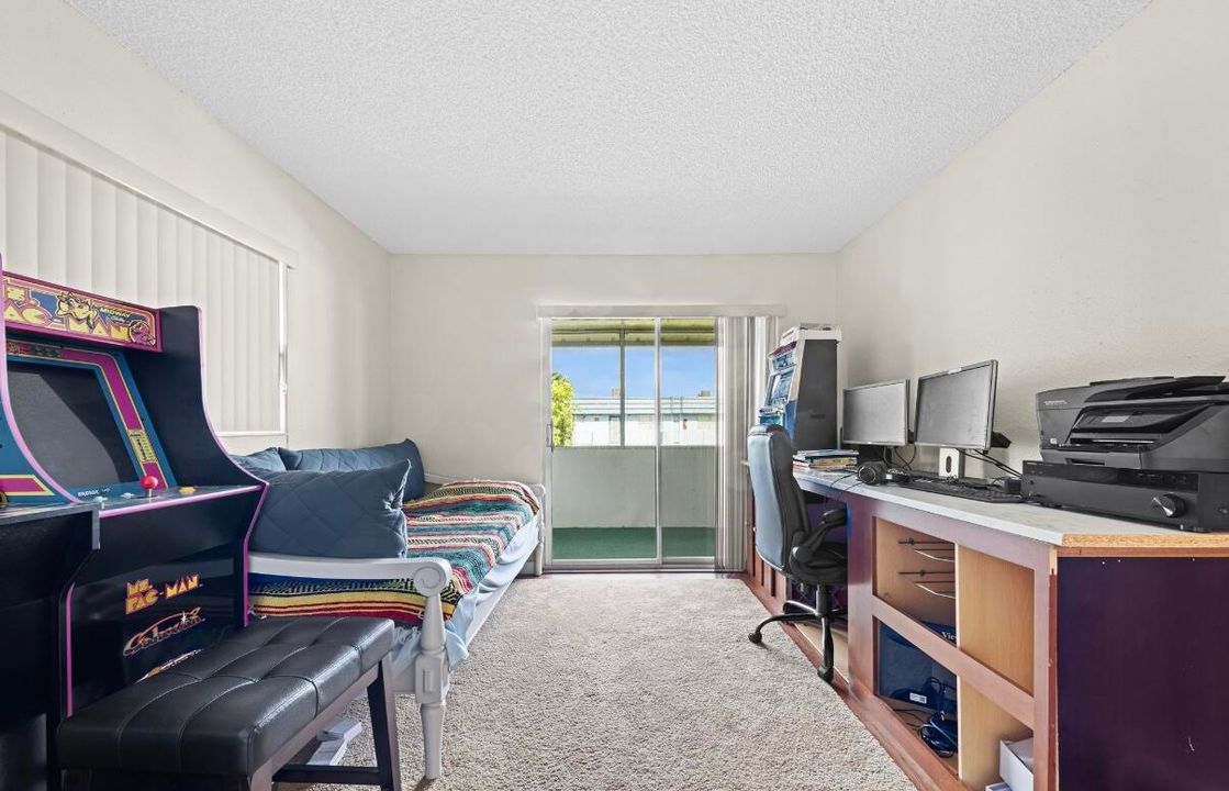 For Rent: $2,500 (2 beds, 2 baths, 880 Square Feet)