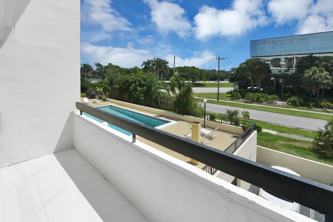 For Sale: $350,000 (2 beds, 2 baths, 1281 Square Feet)